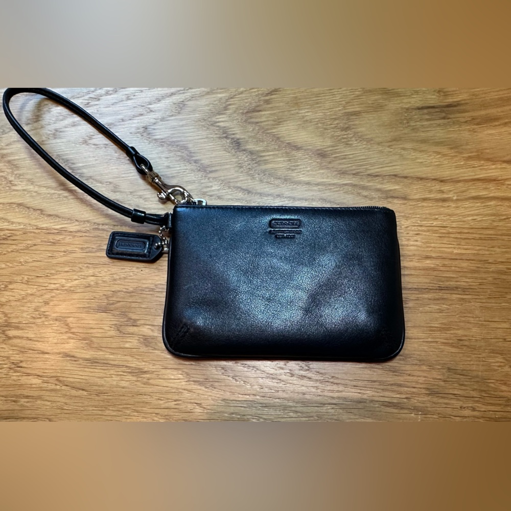 🩷 Coach Leather Wristlet 🩷